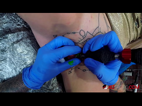❤️ Mrembo mwenye tatoo nyingi sana Sully Savage alijichora tattoo kwenye kisimi chake kwa sw.videolucrativo.top ❤