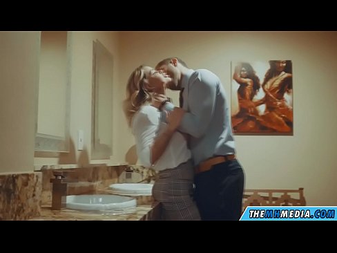 ❤️ Wakati blonde mwenye busty anakutongoza kwenye choo cha umma kwa sw.videolucrativo.top ❤